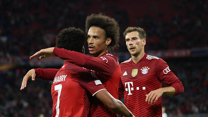 Serge Gnabry (li.) und Leon Goretzka (re.) fallen gegen Barcelona aus.