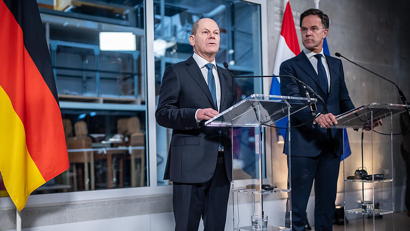 Bundeskanzler Olaf Scholz (l.) und Mark Rutte, Ministerpräsident der Niederlande, bei einer Pressekonferenz im Rahmen der deutsch-niederländischen Regierungskonsultationen in Rotterdam. Bundeskanzler Olaf Scholz (l.) und Mark Rutte, Ministerpräsident der Niederlande, bei einer Pressekonferenz im Rahmen der deutsch-niederländischen Regierungskonsultationen in Rotterdam.