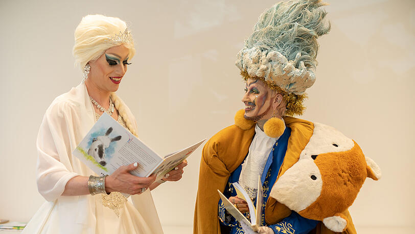 Vicky Voyage und Eric Big Clit bei der Lesung in der Stadtteilbibliothek Bogenhausen.