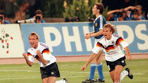 Andreas Brehme (l) und Jürgen Klinsmann jubeln nach dem verwandelten Elfmeter im WM-Finale gegen Argentinien.