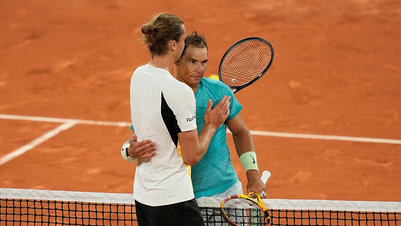 Alexander Zverev (l) besiegte Sandplatzkönig Rafael Nadal im Mai bei dessen letztem Auftritt bei den French Open.
