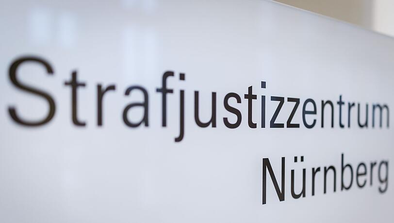 Die Angeklagte soll zusammen mit ihrem Sohn 1.500 Euro beschafft haben, um damit jemanden zum Mord an der neuen Lebensgefährtin ihres Mannes zu beauftragen. (Archivbild)