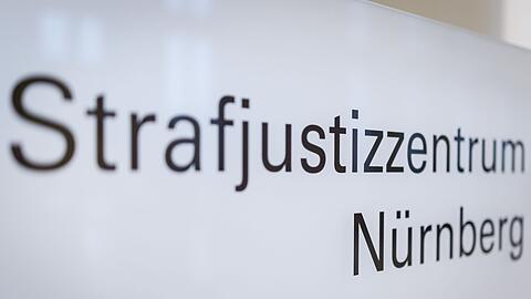 Die Angeklagte soll zusammen mit ihrem Sohn 1.500 Euro beschafft haben, um damit jemanden zum Mord an der neuen Lebensgefährtin ihres Mannes zu beauftragen. (Archivbild)
