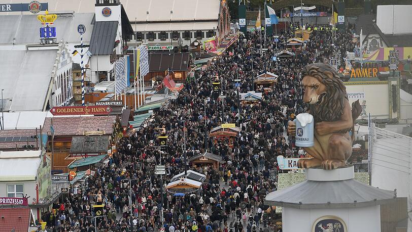 2025 musste das Wiesn-Gel&auml;nde zeitweise wegen &Uuml;berf&uuml;llung geschlossen werden (Archivbild).