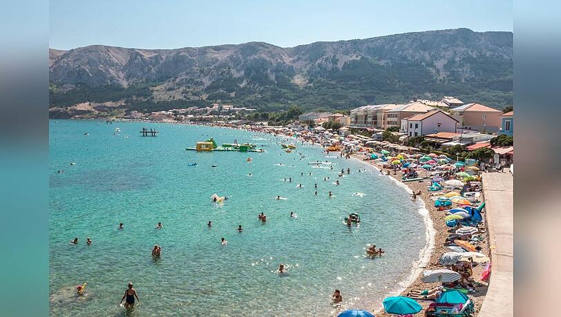 Kroatiens Adriaküste mit seinen Inseln - hier Krk - gilt als eine der schönsten Küstenregionen Europas. Beliebte Orte können in der Hochsaison allerdings schnell voll werden. Kroatiens Adriaküste mit seinen Inseln - hier Krk - gilt als eine der schönsten Küstenregionen Europas. Beliebte Orte können in der Hochsaison allerdings schnell voll werden.
