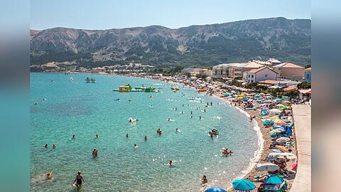 Kroatiens Adriak&uuml;ste mit seinen Inseln - hier Krk - gilt als eine der sch&ouml;nsten K&uuml;stenregionen Europas. Beliebte Orte k&ouml;nnen in der Hochsaison allerdings schnell voll werden.