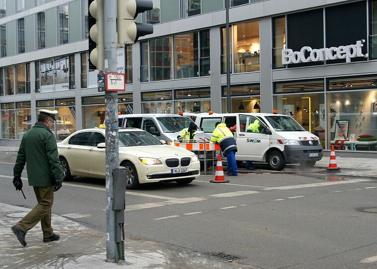 Die Sonnenstraße ist am Montagmorgen überflutet worden. Die Bilder vom Einsatz