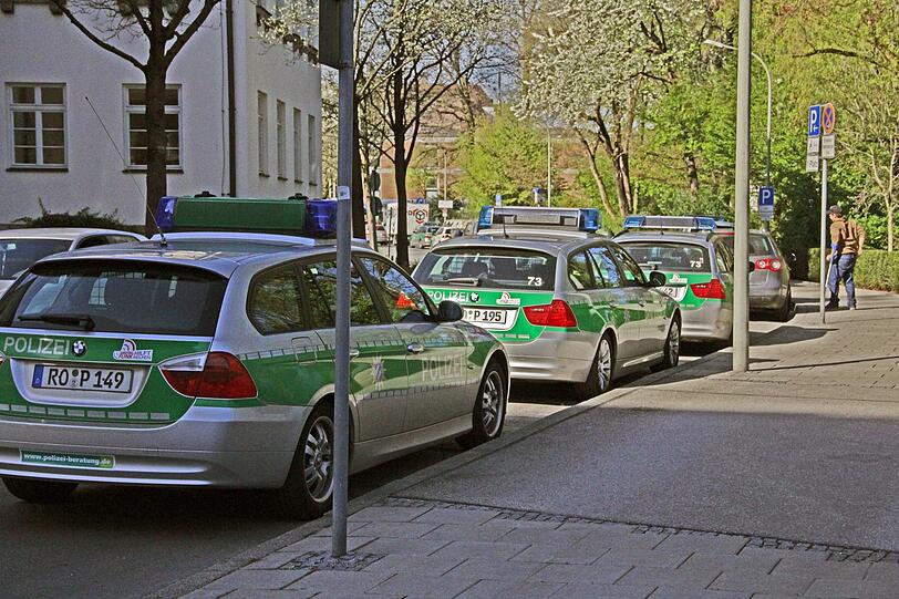 Großes Polizeiaufgebot vor dem Amtsgericht Traunstein: Erstmals äußert sich am Freitag einer der Beamten vor Gericht zu dem Einsatz.