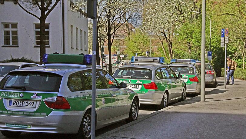 Großes Polizeiaufgebot vor dem Amtsgericht Traunstein: Erstmals äußert sich am Freitag einer der Beamten vor Gericht zu dem Einsatz. Großes Polizeiaufgebot vor dem Amtsgericht Traunstein: Erstmals äußert sich am Freitag einer der Beamten vor Gericht zu dem Einsatz.