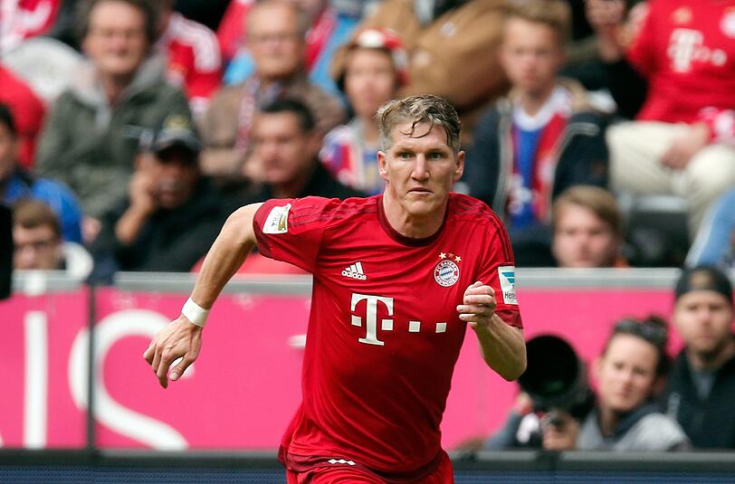 Immerhin: Rot bleibt seine Farbe &ndash; Bastian Schweinsteiger bei der Arbeit.