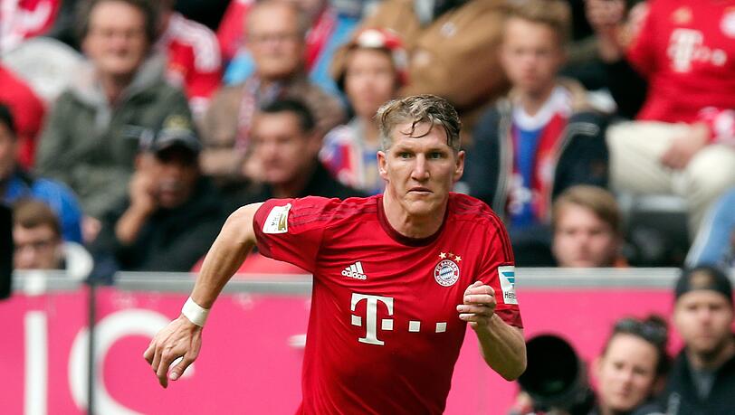 Immerhin: Rot bleibt seine Farbe – Bastian Schweinsteiger bei der Arbeit. Immerhin: Rot bleibt seine Farbe – Bastian Schweinsteiger bei der Arbeit.