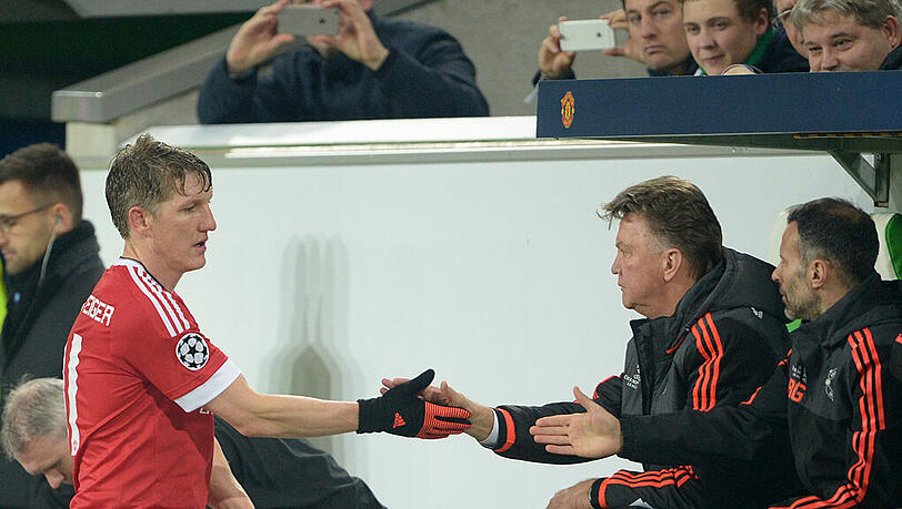 Bastian Schweinsteiger von Manchester United klatscht nach seiner Auswechslung im Spiel gegen den VfL Wolfsburg mit Trainer Louis van Gaal ab. Bastian Schweinsteiger von Manchester United klatscht nach seiner Auswechslung im Spiel gegen den VfL Wolfsburg mit Trainer Louis van Gaal ab.