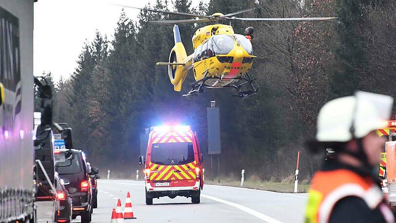 Der Rettungshubschrauber transportierte die drei verletzten Insassen ab.
