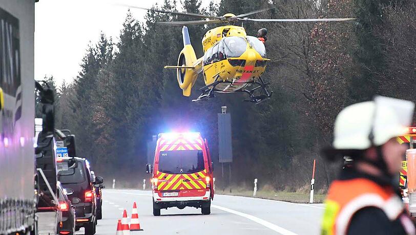 Der Rettungshubschrauber transportierte die drei verletzten Insassen ab. Der Rettungshubschrauber transportierte die drei verletzten Insassen ab.