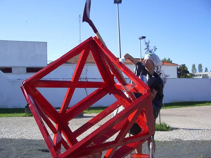 Das Kunstobjekt von Lusine Breitscheidel &bdquo;Arte e?trabalho - Kunst ist Arbeit&ldquo;.