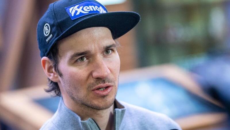 Ex-Skirennfahrer Felix Neureuther steht bei einem Interview am Flughafen München. Foto: Lino Mirgeler/Archiv Ex-Skirennfahrer Felix Neureuther steht bei einem Interview am Flughafen München. Foto: Lino Mirgeler/Archiv