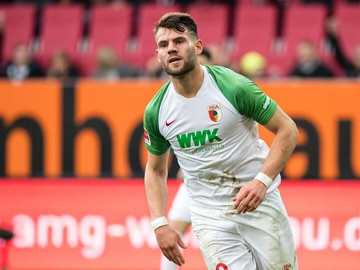 Hertha-Leispieler Eduard Löwen, momentan bei Augsburg, jubelt über seinen Treffer. Foto: Matthias Balk/dpa/Archivbild
