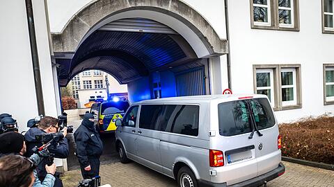 Daniela Klette wird mit einem Transporter zum Gerichtssaal gefahren.