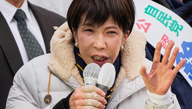 Japans neue Regierungschefin Takaichi hat einen haushohen Wahlsieg errungen.