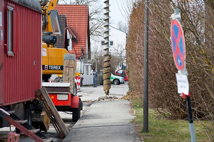 Das ist der Schuldige: Der Bohr-Bagger hat eine Leitung unter diesem Gehweg am Kurt-Rohde-Platz in Ebersberg beschädigt - mit einigen unangenehmen Konsequenzen für die gesamte Ortschaft.