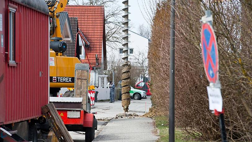 Das ist der Schuldige: Der Bohr-Bagger hat eine Leitung unter diesem Gehweg am Kurt-Rohde-Platz in Ebersberg beschädigt - mit einigen unangenehmen Konsequenzen für die gesamte Ortschaft. Das ist der Schuldige: Der Bohr-Bagger hat eine Leitung unter diesem Gehweg am Kurt-Rohde-Platz in Ebersberg beschädigt - mit einigen unangenehmen Konsequenzen für die gesamte Ortschaft.
