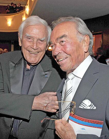 Zwei Große unter sich: Die Schauspieler Claus Biederstaedt(rechts)und Joachim Fuchsberger während der Gala zum 50-jährigen Bestehen der Kleinen Komödie im Bayerischen Hof in München.
