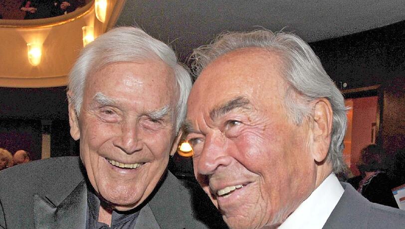 Zwei Große unter sich: Die Schauspieler Claus Biederstaedt(rechts)und Joachim Fuchsberger während der Gala zum 50-jährigen Bestehen der Kleinen Komödie im Bayerischen Hof in München. Zwei Große unter sich: Die Schauspieler Claus Biederstaedt(rechts)und Joachim Fuchsberger während der Gala zum 50-jährigen Bestehen der Kleinen Komödie im Bayerischen Hof in München.