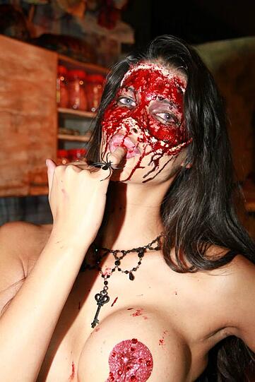 Micaela Schäfer als Nackt-Zombie