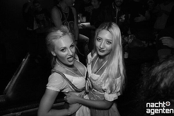 Zur Seite mit Touristen in Landhausmode und Maßkrughüten hat man sich im Crux bei der "1000 Black Dolphins"-Party gesagt. Mehr Bilder unter: href="http://www.nachtagenten.de/event/19.09.2015/crux/100-black-dolphins.332697.html