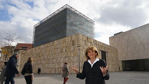 In der Mitte der Stadt: Charlotte Knobloch auf dem St.-Jakobs-Platz vor der Neuen Hauptsynagoge Münchens.