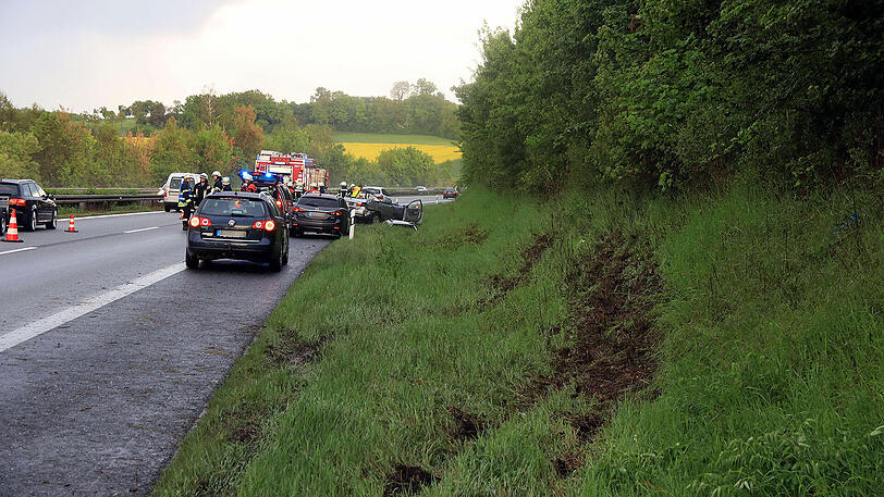 Nach Überschlag des Fahrzeugs ließ ein Unfallfahrer seine schwerverletzte Ehefrau im Wrack zurück. Die Bilder.