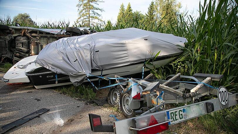 Bei einem schweren Verkehrsunfall auf der B20 Höhe Stockham wurden fünf Personen verletzt. Bei einem schweren Verkehrsunfall auf der B20 Höhe Stockham wurden fünf Personen verletzt.