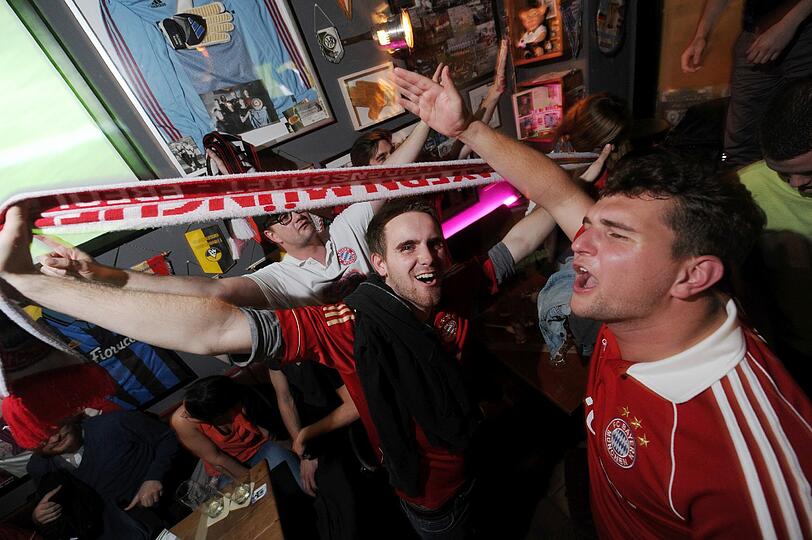 Ausgelassene Freude über den Finaleinzug in der Kneipe "Stadion an der Schleißheimer Straße"