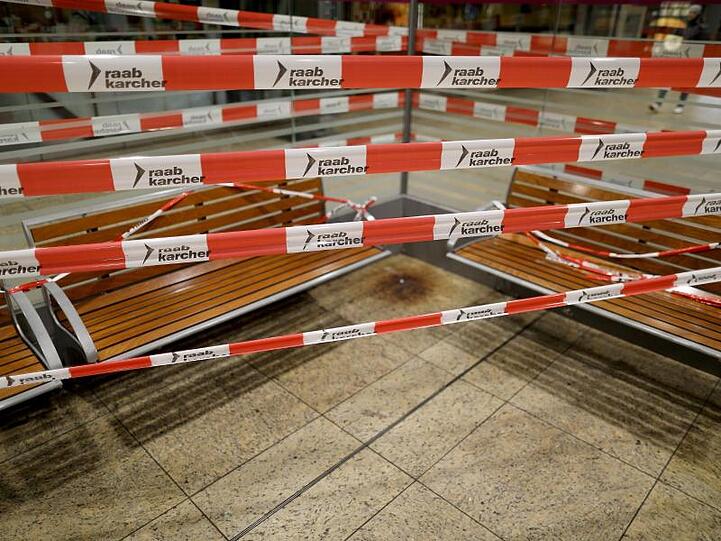 Sitzbänke im Kölner Hauptbahnhof sind abgesperrt.