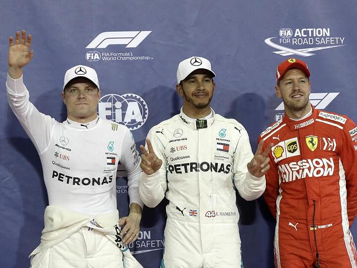 Lewist Hamilton hat sich die letzte Pole Position der Saison vor seinem Teamkollegen Valtteri Bottas (l) und Sebastian Vettel (r) gesichert.