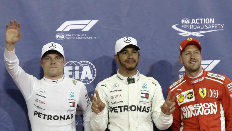 Lewist Hamilton hat sich die letzte Pole Position der Saison vor seinem Teamkollegen Valtteri Bottas (l) und Sebastian Vettel (r) gesichert. Lewist Hamilton hat sich die letzte Pole Position der Saison vor seinem Teamkollegen Valtteri Bottas (l) und Sebastian Vettel (r) gesichert.
