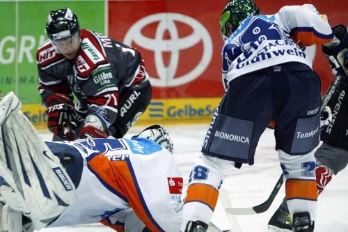 Nürnberg am Boden: Torwart Patrick Ehelechner  und Alan Letang beim Spiel gegen Köln.