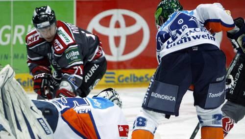 Nürnberg am Boden: Torwart Patrick Ehelechner und Alan Letang beim Spiel gegen Köln. Nürnberg am Boden: Torwart Patrick Ehelechner und Alan Letang beim Spiel gegen Köln.