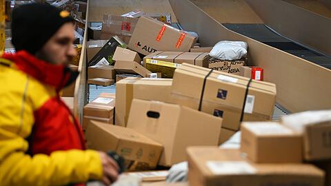Die Paketmenge steigt deutlich, dementsprechend viel Arbeit haben Paketboten.