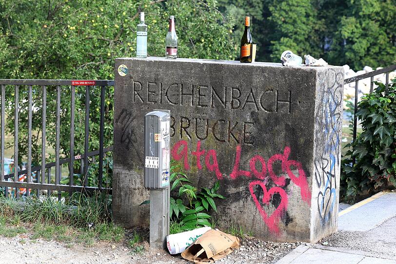 Der Rest vom Fest: Ein paar Saub&auml;ren gibt es offenbar auch unter den Feierenden an der Reichenbachbr&uuml;cke.