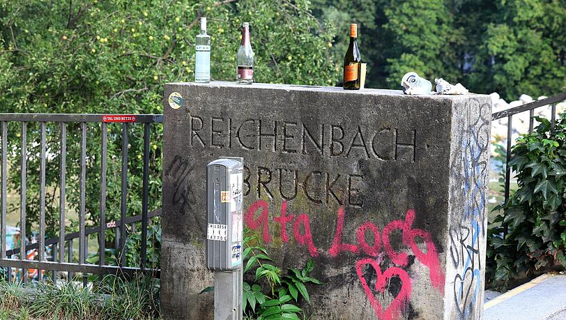 Der Rest vom Fest: Ein paar Saubären gibt es offenbar auch unter den Feierenden an der Reichenbachbrücke. Der Rest vom Fest: Ein paar Saubären gibt es offenbar auch unter den Feierenden an der Reichenbachbrücke.