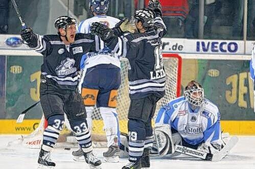 Es durfte auch mal gejubelt werden: Björn Barta (links) freut sich mit Greg Leeb über dessen Tor zur Nürnberger 1:0-Führung gegen Straubing.