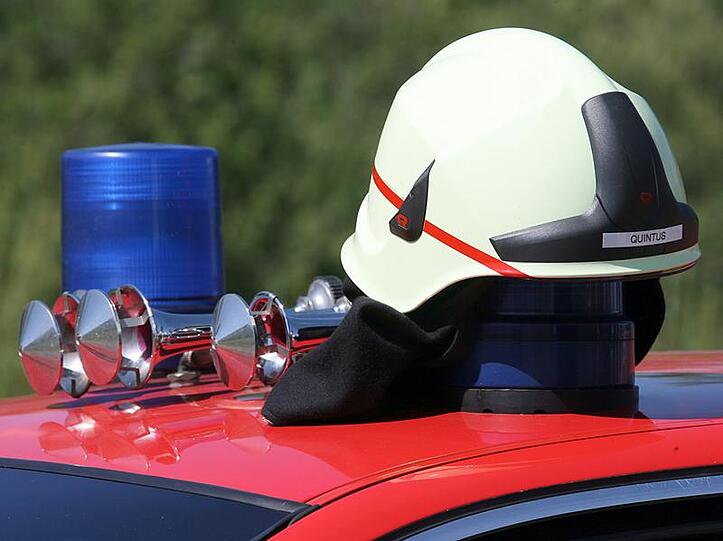 Bei einem Einsatz in Krumbach zog sich eine Feuerwehrfrau eine Gehirnerschütterung zu.