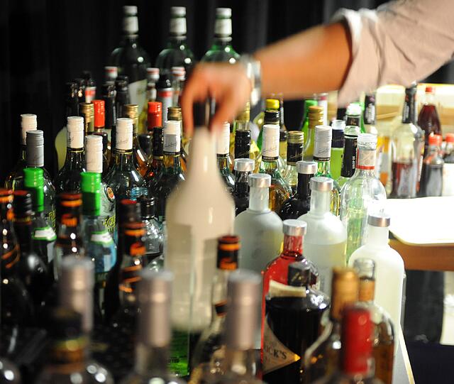 Als Schnapsflasche getarnt: die entdeckte militärische Rauchbombe im Raum Hof. (Archivbild)