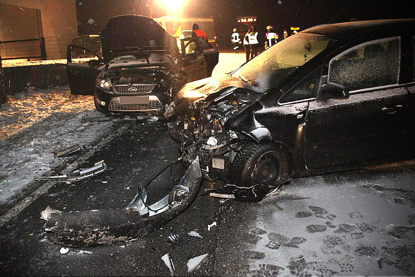 Höhe Kloster Moosen: Schneeglätte: Schwerer Crash bei Dorfen - Bayern - Abendzeitung München