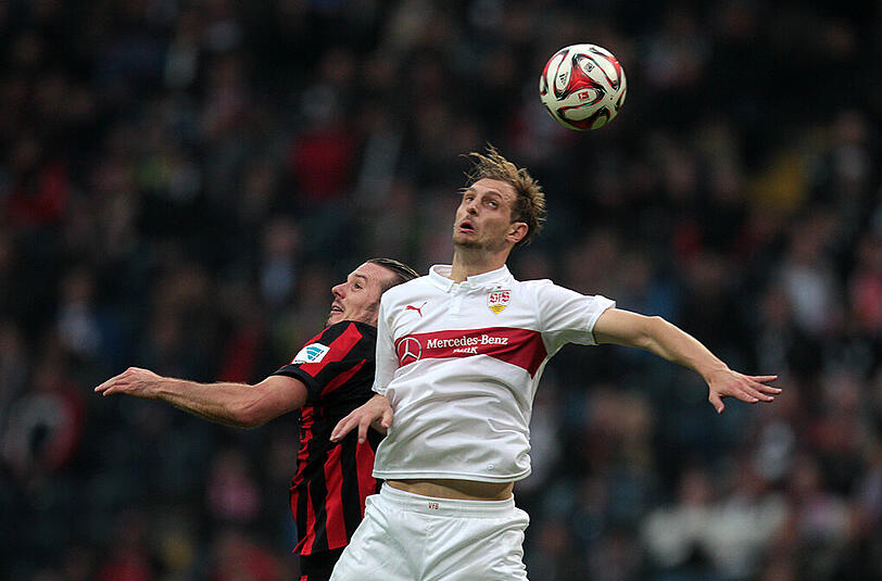 Der Stuttgarter Georg Niedermeier (r) - hier im Zweikampf mit Alexander Meier von Eintracht Frankfurt.