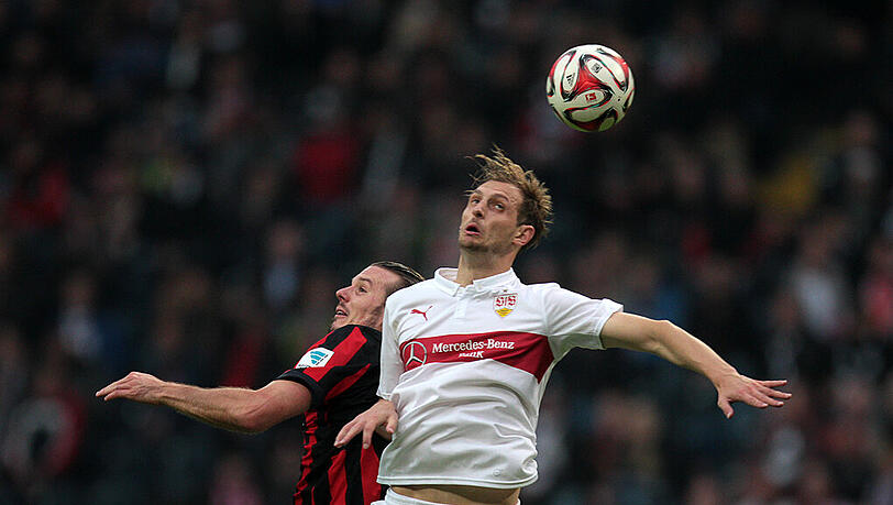 Der Stuttgarter Georg Niedermeier (r) - hier im Zweikampf mit Alexander Meier von Eintracht Frankfurt. Der Stuttgarter Georg Niedermeier (r) - hier im Zweikampf mit Alexander Meier von Eintracht Frankfurt.