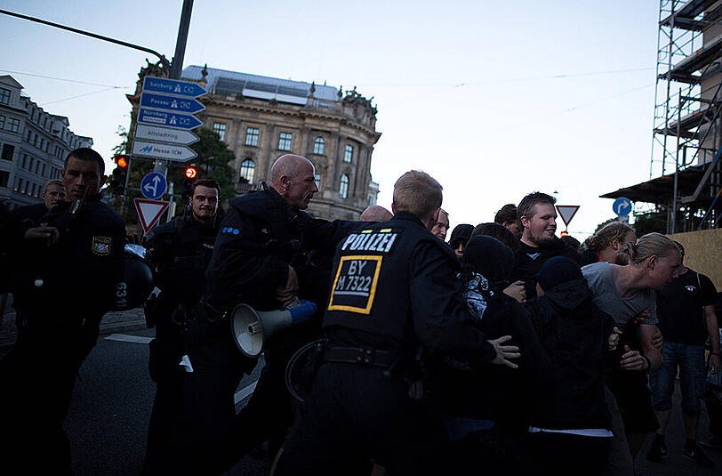 Am Montagabend fand die Pegida-Kundgebung am Stachus statt. Es kam dabei auch zu einer Gegendemonstration. Die Polizei musste eingreifen. Die Bilder.