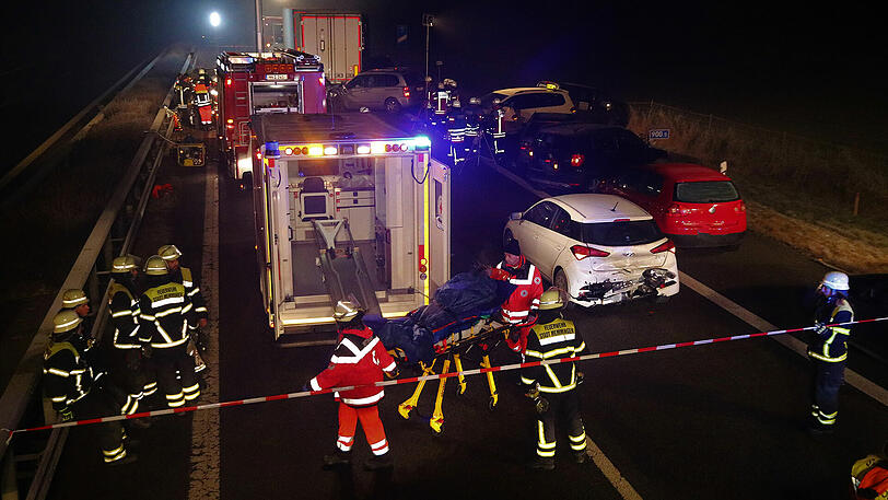 Im Nebel sind auf der A7 im Allgäu mehrere Autos ineinander gerast. Sechs Menschen starben. Die Bilder von der Unfallstelle.