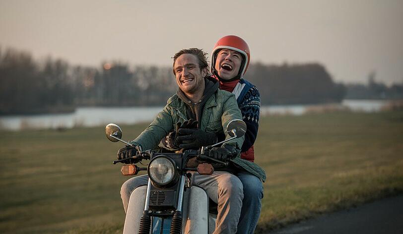 Von Kindesbeinen an sind Ben (Frederick Lau, vorne) und Simpel (David Kross) ein Herz und eine Seele.